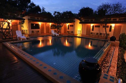 บ้านอิงน้ำ รีสอร์ท 128 บ้านน้ำตก ม.1 ต.สะแกกรัง อ.เมือง จ.อุทัยธานี โทร. 080 839 9499