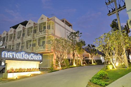 กลางเมืองวิลล่า ถนนท่าช้าง อำเภอเมือง จังหวัดอุทัยธานี โทร. 098 781 4564
